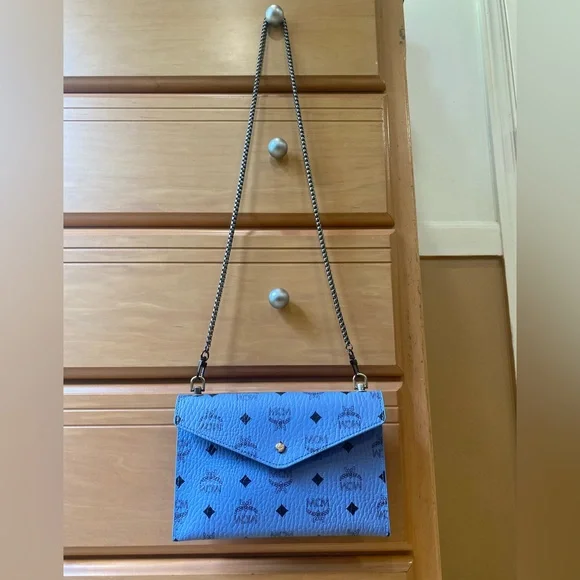 MCM powder blue beauty bag converted into a crossbody bag - Picture 5 of 11